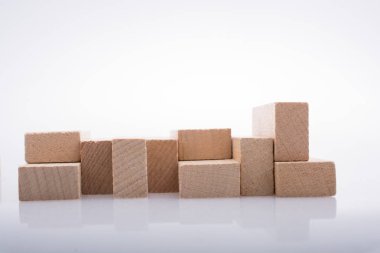 Beyaz arka plan üzerinde ahşap domino taşları