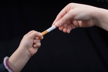 El siyah arka plan üzerinde sigara dışarı veren