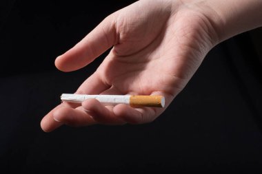 El siyah arka plan üzerinde sigara dışarı veren