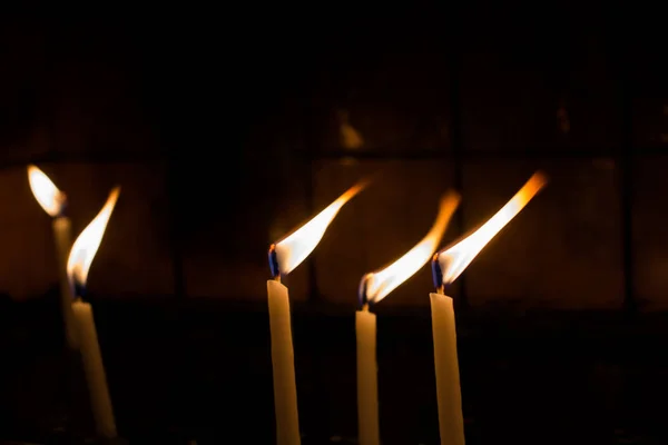 Brandende kaarsen geven licht in het donker — Stockfoto