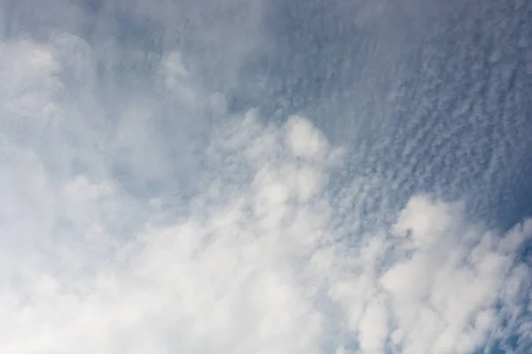 Blå himmel med vita och moln — Stockfoto