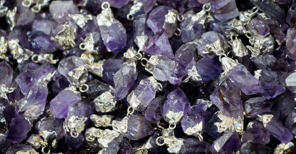 Roca amatista violeta cruda con ametista de cristal — Foto de Stock