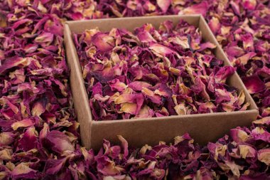 Gül yaprakları kutusunda ve arka plan olarak