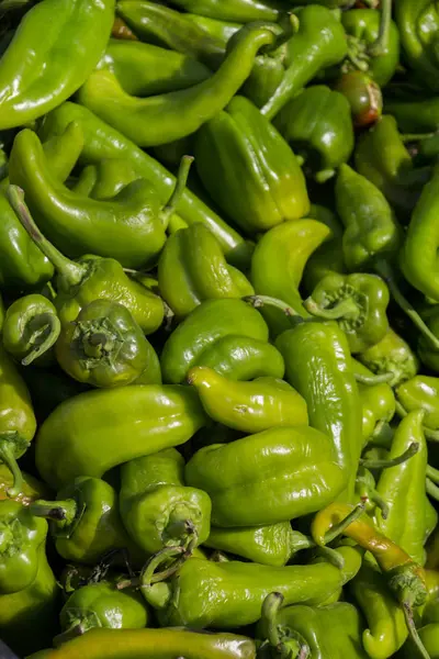 Πράσινη πιπεριά που βρέθηκαν στο περίπτερο αγορά — Φωτογραφία Αρχείου
