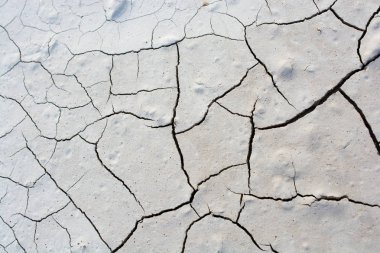 Gri renkli kuru çamurlu toprak kırık 