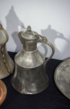 Çok eski stil metal ibrik su kavanoz