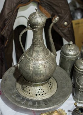 Çok eski stil metal ibrik su kavanoz