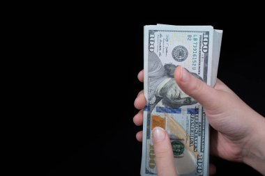 Amerikan Doları Beyaz arka plan üzerinde izole tutan el