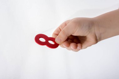 Ahşap bir yürümeye başlayan çocuk elinde yapılan sekiz numara