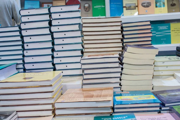 Stapel boeken als onderwijs en bedrijfsconcept — Stockfoto