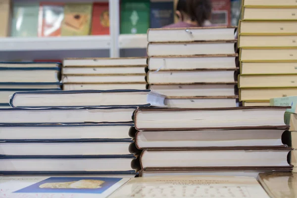 Стопка книг как концепция образования и бизнеса — стоковое фото