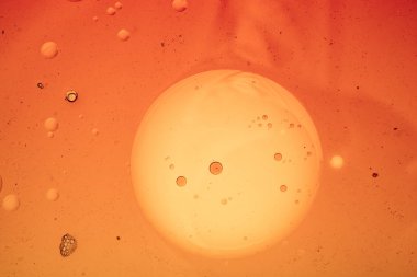 Suyun üzerindeki renkli su kabarcıkları çekyat alanı gibi.