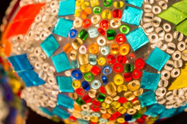 Mozaik Osmanlı lambaları yakın görüntüde