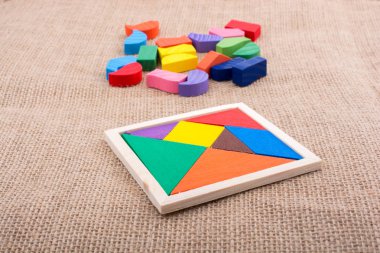 Bir kare tangram bulmacanın parçaları