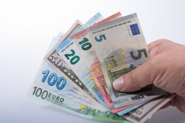 Amerikan Doları Beyaz arka plan üzerinde izole tutan el