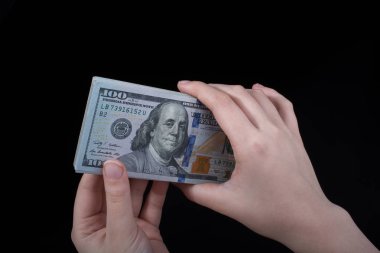 Amerikan Doları Beyaz arka plan üzerinde izole tutan el