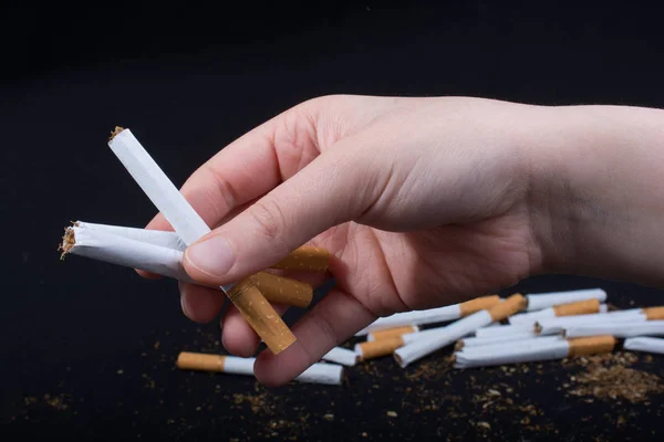 Hand Håller Cigaretter Svart Bakgrund — Stockfoto