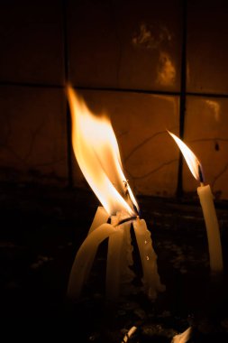 Karanlıkta mum ışığında yanan mumlar.