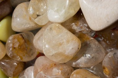 Mineral kaya jeodu olarak taştan taşlarla oynanmış.