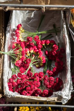 Plastik gerçek olmayan sahte çiçekler Renkli çiçekler