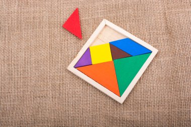 Bir kare tangram bulmacanın parçaları