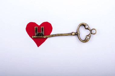 Retro tarzı anahtar renkli arka plan üzerinde