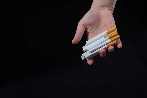 Mão Está Distribuindo Maço Cigarros Fundo Preto — Fotografia de Stock