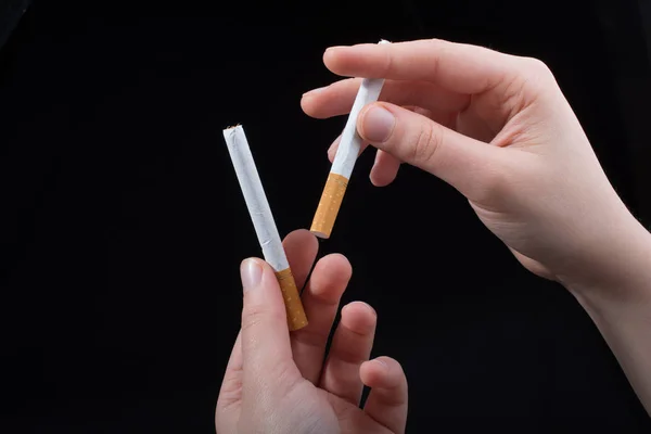 Siyah Arka Planda Sigara Tutan Bir Var — Stok fotoğraf