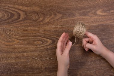 Kahverengi keten dize roll kahverengi zemin üzerine