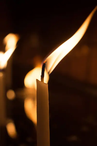 Καύση κεριά δίνουν φως στο σκοτάδι — Φωτογραφία Αρχείου