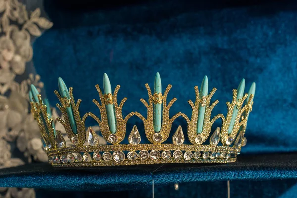 Model korony umieszczone na płótnie — Zdjęcie stockowe