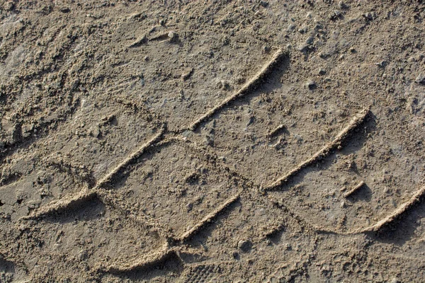 Gumiabroncs nyomon követi jelek gumiabroncs betonon absztrakt textúra — Stock Fotó