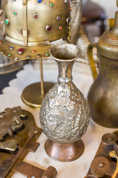 Çok eski stil metal ibrik su kavanoz