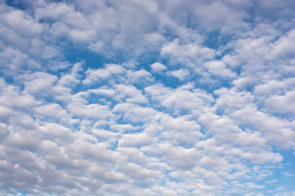 Weiße Farbwolken am blauen Himmel — Stockfoto