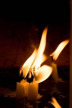 Yanan Mum ışık karanlıkta tut.