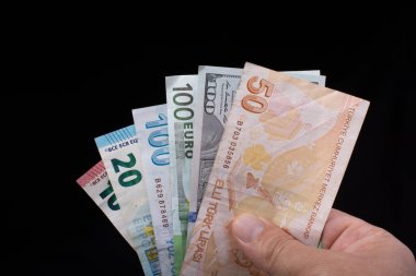 Amerikan Doları siyah arka plan üzerine izole tutan el