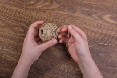 Kahverengi keten dize roll kahverengi zemin üzerine