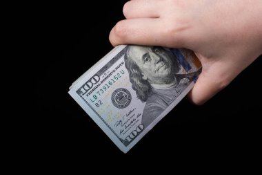 Amerikan Doları Beyaz arka plan üzerinde izole tutan el