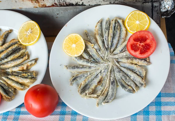 Taca z gotowy do smażenia ryb anchois — Zdjęcie stockowe