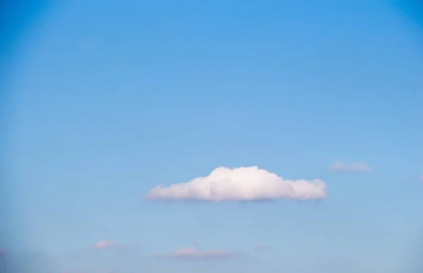 Σύννεφα λευκό χρώμα που βρέθηκαν στο μπλε του ουρανού — Φωτογραφία Αρχείου