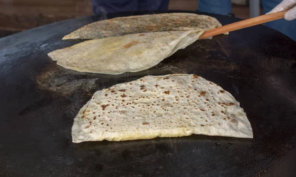 Πραγματοποίηση της παραδοσιακής τουρκικής Γκιοζλεμέ τηγανίτα — Φωτογραφία Αρχείου