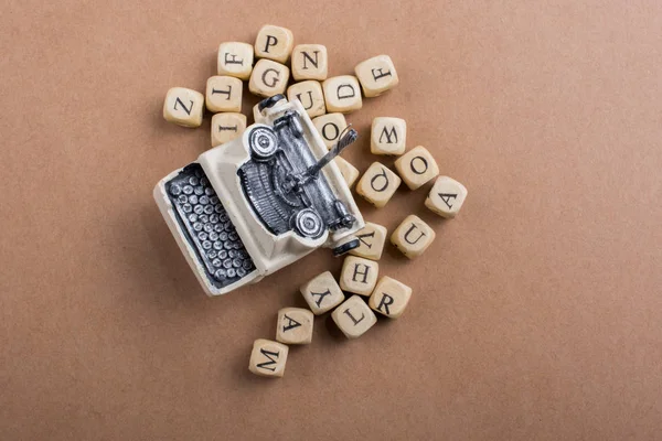 Brief blokjes gemaakt van hout rond typewritter — Stockfoto