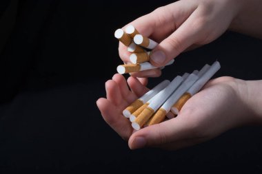 El paket sigara siyah dışarı veren 