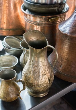 Çok eski stil metal ibrik su kavanoz