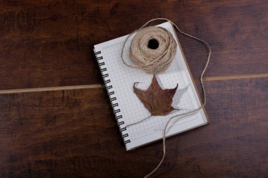 Yaprak, keten dize Roll kahverengi zemin üzerine