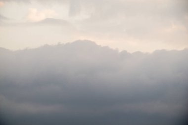 Gökyüzündeki karanlık ve gri bulutlar formu