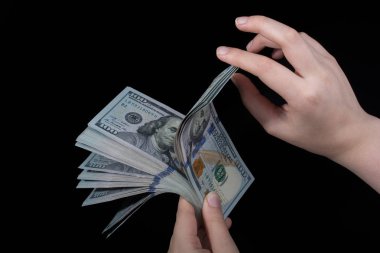 Amerikan Doları Beyaz arka plan üzerinde izole tutan el