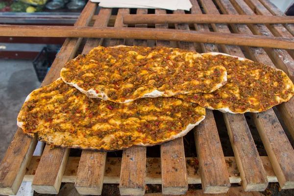 Lahmacun, turecká pizza Palačinka s masem plnění — Stock fotografie