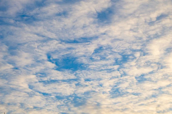 Weiße Farbwolken am blauen Himmel — Stockfoto