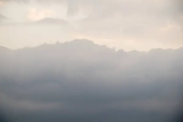하늘에서 어두운 회색 구름 형태 — 스톡 사진